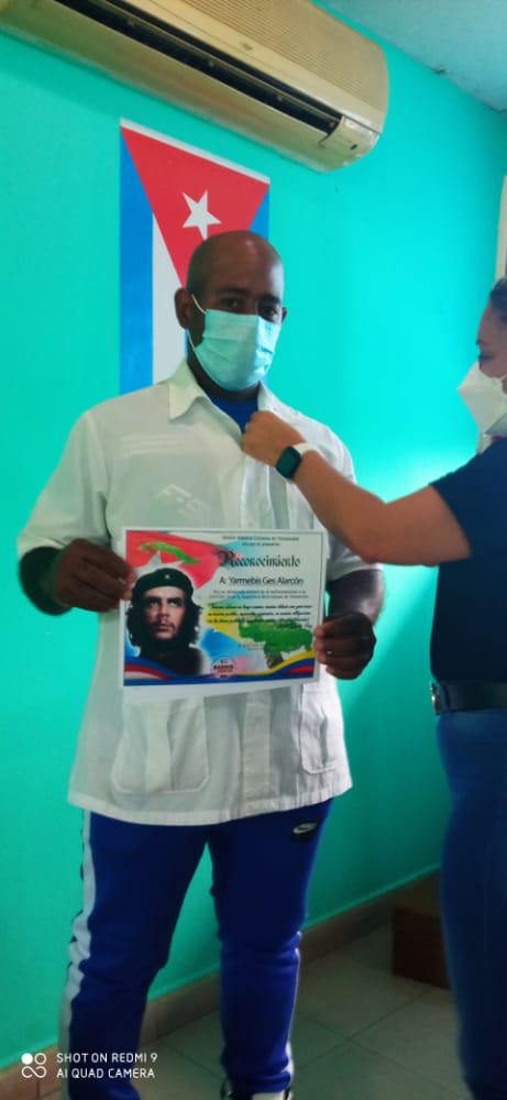 Yuss74368386's tweet photo. CDI La Llovizna se le hace entrega del cuello de Oro a los colaboradores destacado de la brigada https://t.co/5go7dj1RVm