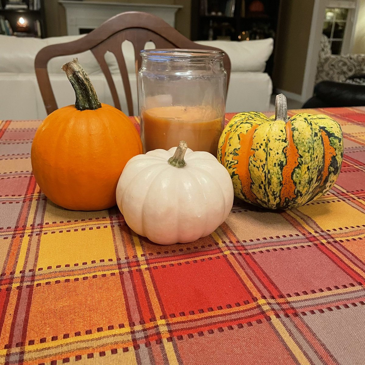 tracy_woods_'s tweet photo. Opted to do the mini-pumpkin route this year. #downsizing #pumpkins #minipumpkins https://t.co/nN91NyfsZQ