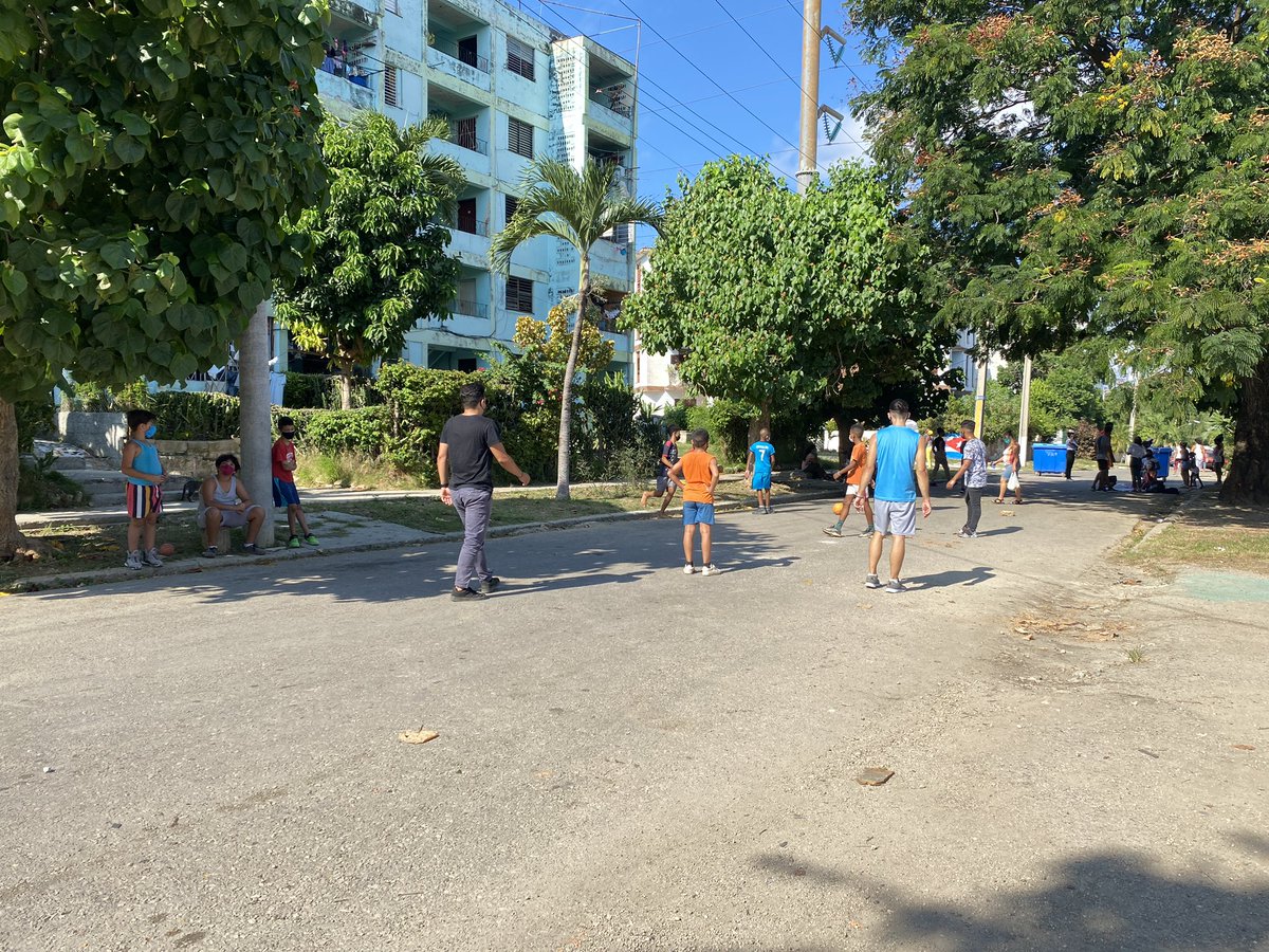 FeuUccfd's tweet photo. Felicidad y buena vibra se siente en esta motivadora actividad donde los niños nos enseñas sus gustos, sus potenciales y muchas enseñanzas.
Seguidamente los muchachos del #ProyectoVive+ realizaron masajes a los mayores del barrio, desarrollaron una bailoterapia con los pequeños. https://t.co/If489tZ4z1