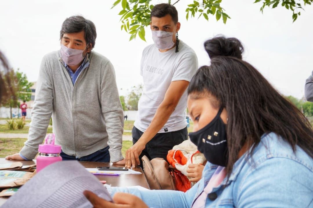 En el Parque Recondo de Fiorito, desde @ambientelomas llevamos adelante la primera jornada de entrega gratuita de kits de semillas agroecológicas de la estación primavera-verano a vecinos y vecinas a través de la articulación con <a href="/intaargentina/">INTA</a>.🥬🍅🌱