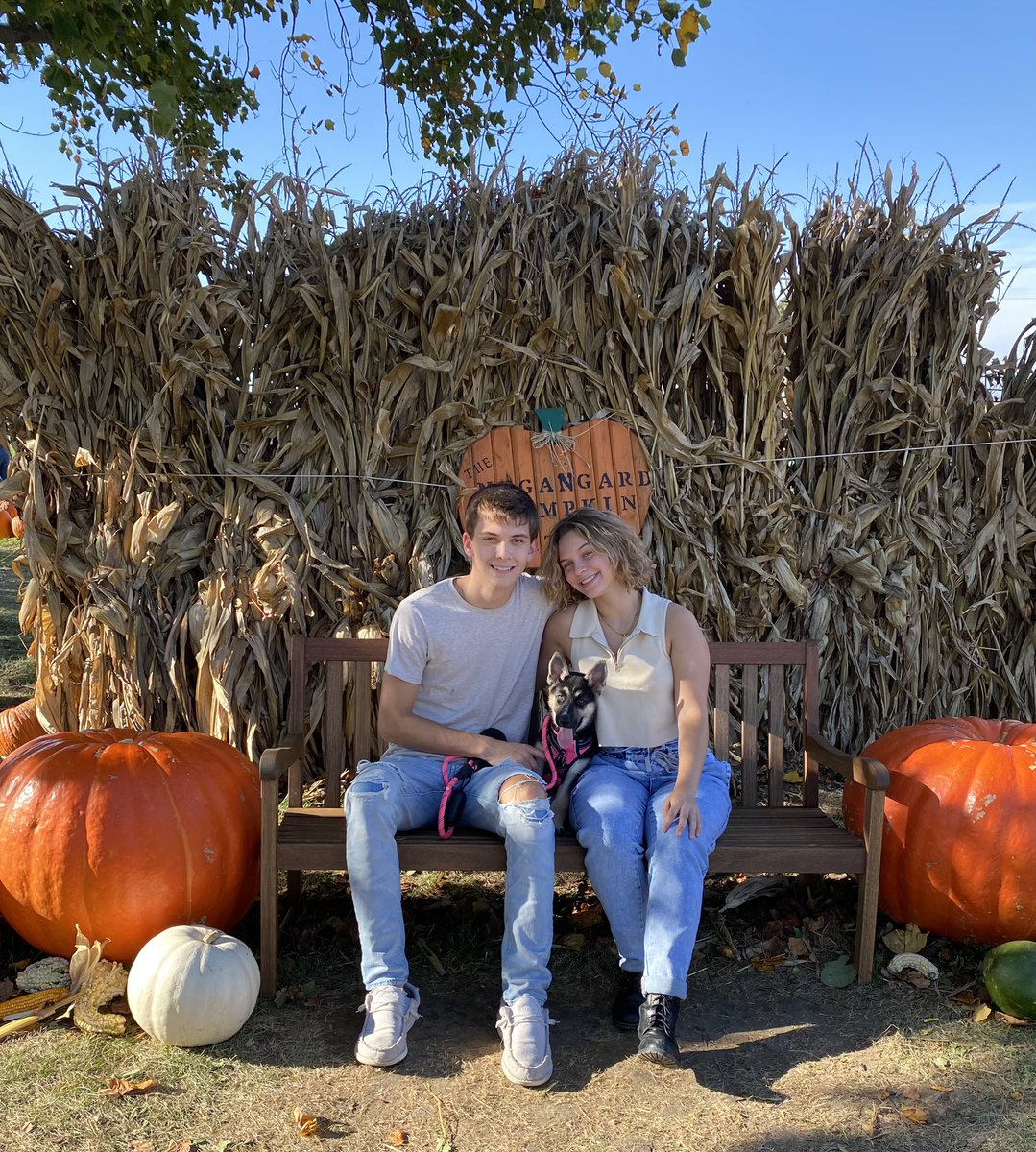 courtneyhack27's tweet photo. Love our little family https://t.co/HC3S8eOZeR
