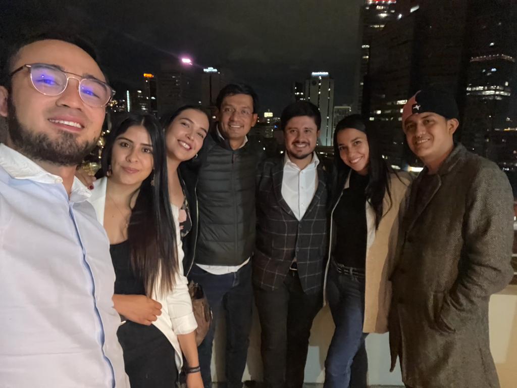 Andrés Guzmán Ayala⚡ (@guzmanbogota) on Twitter photo ¡Feliz con este equipazo! Mientras que con encuestas ahora disfrazan de VERDE CENTRO a los viejos poderes y a la vieja política, yo creo que <a href="/CamiloRomero/">Camilo Romero</a> no sólo lo hace diferente sino que es una clara alternativa a todo lo que la ciudadanía ya no quiere más.
¡<a href="/liberemonoscol/">@liberemonoscol</a>! ¡Feliz con este equipazo! Mientras que con encuestas ahora disfrazan de VERDE CENTRO a los viejos poderes y a la vieja política, yo creo que <a href="/CamiloRomero/">Camilo Romero</a> no sólo lo hace diferente sino que es una clara alternativa a todo lo que la ciudadanía ya no quiere más.
¡<a href="/liberemonoscol/">@liberemonoscol</a>!
