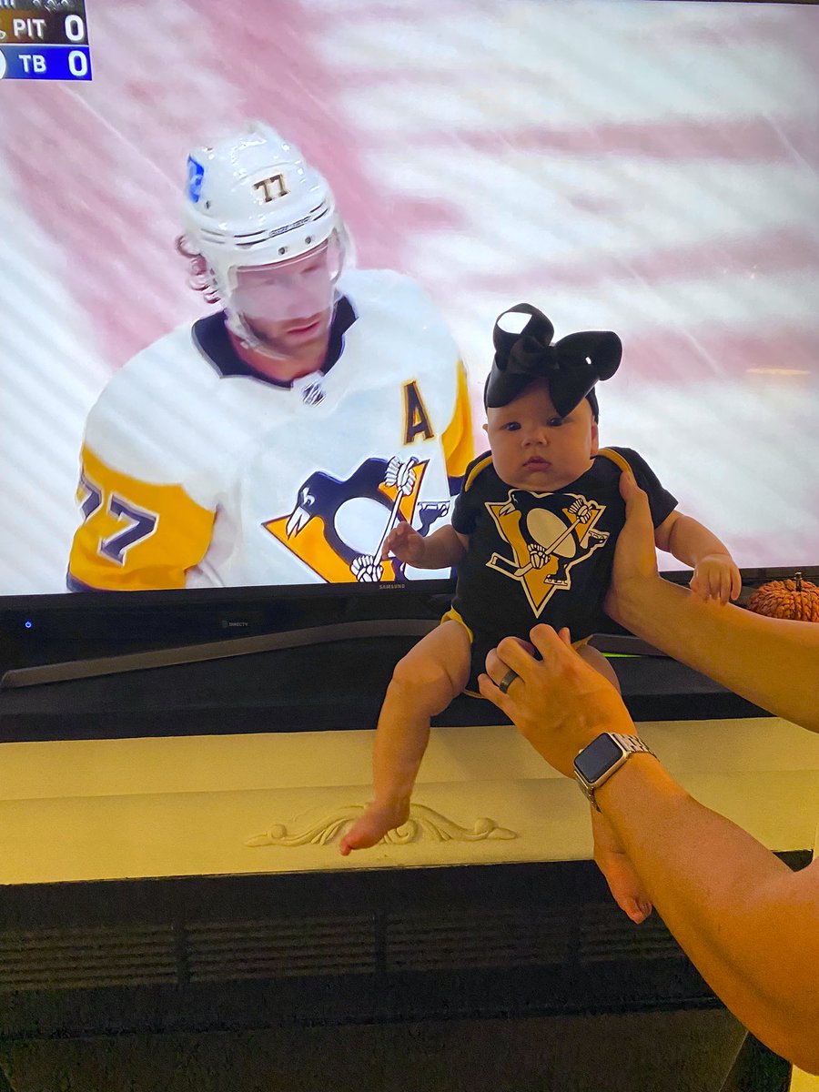moravectaylor's tweet photo. Carter’s first @penguins game and she got a photo with her fav player @JeffCarter_77 🐧💛 #LGP https://t.co/z58hB9RXHZ