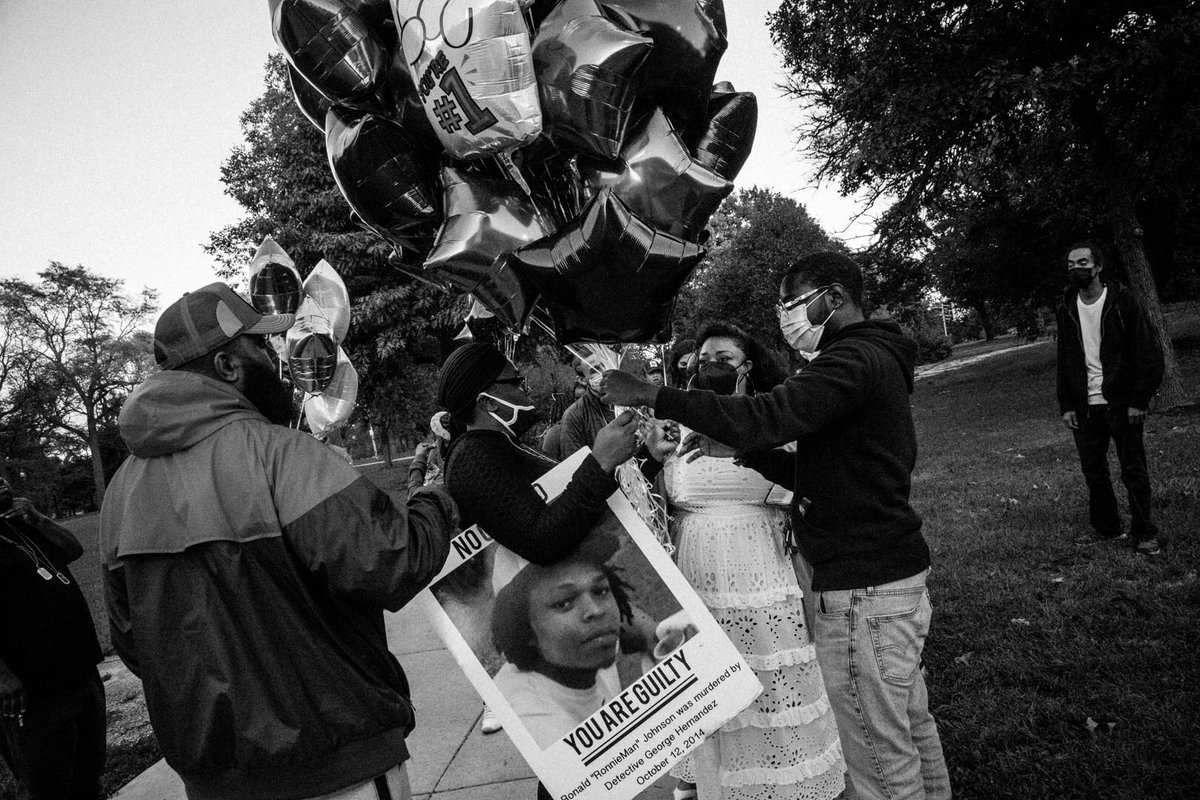 thought_poet77's tweet photo. A Balloon Release for Ronald Johnson/We miss you #Ronnieman..
__________
#dreamtrapping #DefundCPD #HeartMelanin
#WorldWithoutPolice #carenotcops #AbolitionisLiberation
#WeKeepUsSafe #ChicagoWithoutPolice #ThoughtPoetsOpinion #justiceforronnieman https://t.co/3VV2OMXXM4