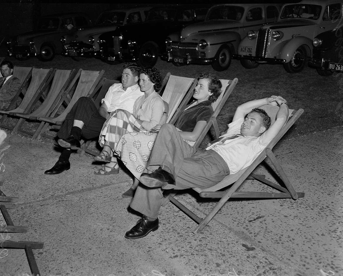 statelibrarynsw's tweet photo. Here's one for the cinema lovers! 🍿Sydney's first open-air film theatre was held at #Bondi #OTD 70 years ago. These lovely images were taken for #PixMagazine a few months later on 29 December 1951.
View more images: 📸https://t.co/CRxs8IaX1y https://t.co/QVdmlCteEv
