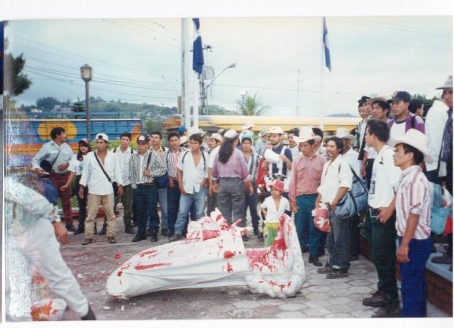 24 years ago today, brave visionary #BertaCáceres & comrades in Copinh tumbled the Christopher Columbus statue in Tegucigalpa in an act of resistance to colonialism. 

#BertaVive
#DayOfIndigenousResistance