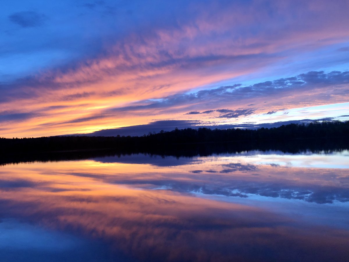 cassiebaars's tweet photo. I understand lake people now — 10/10 sunset https://t.co/dlwA3vtcCz