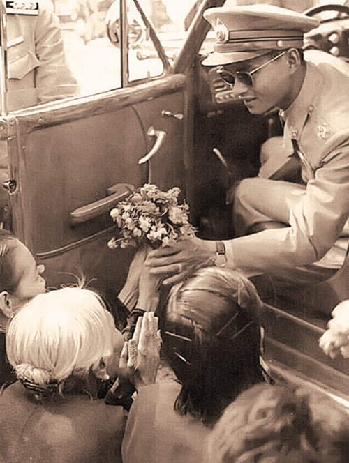 “ที่ของข้าพเจ้าในโลกนี้ คือการได้อยู่ท่ามกลางประชาชนของข้าพเจ้า นั่นคือคนไทยทั้งปวง...”

น้อมรำลึกในพระมหากรุณาธิคุณอย่างหาที่สุดมิได้​ 🙏🙏🙏