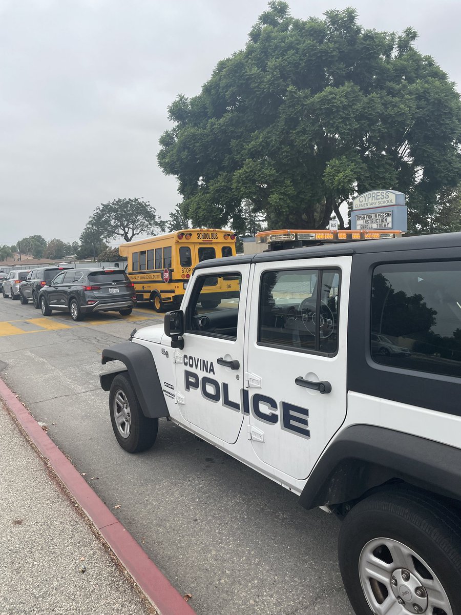 covinapd's tweet photo. 🚨 RED CURB ALERT 🚨
As the school year continues, we would like to remind parents not to park against a red curb to pick up your child. The red curds are designated for emergency personnel to park their vehicles should their be an emergency. #traffictuesday #redcurb #noparking https://t.co/MBqYwglYnx