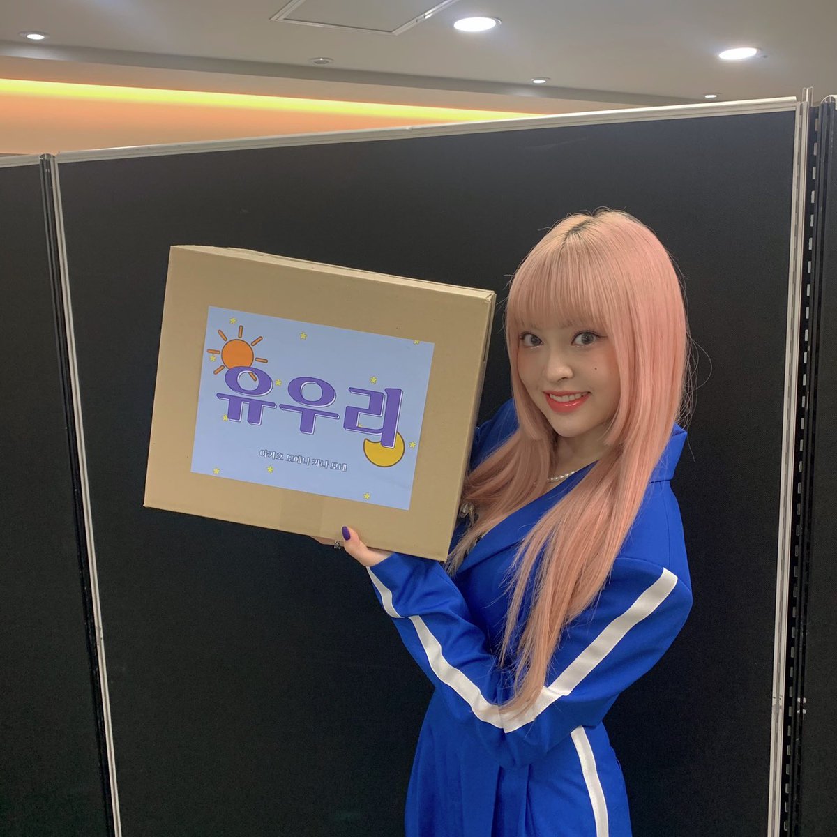 twtlunarsolar's tweet photo. ⠀ › ⠀ lunᥲr ⠀ : ⠀ solᥲr ⠀ 𓋭 ⠀ 𝓸. ⠀ 🌙 ⠀ ffıcıᥲl ⠀ ᦾ ⠀ 𝕖͟𝕧͟𝕖͟𝕟͟𝕥͟𝕤͟ ⠀ ズ · #IZLOVEDAY ⋆ #LOVECON !
Rosita llegó corriendo al debut de @izloveweb. Les deseamos mucha suerte esta noche. https://t.co/reLHe89MDC