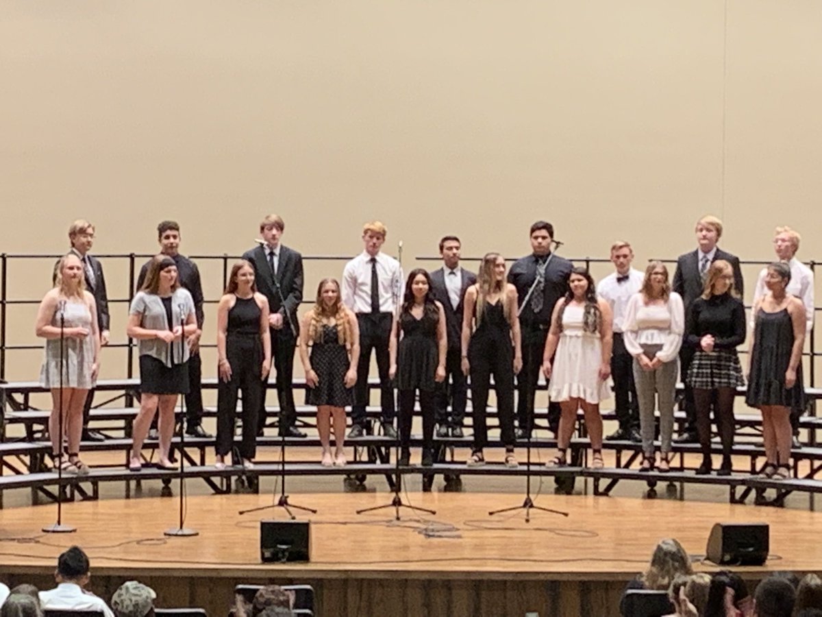 tkwapnioski's tweet photo. Fall Concert ⁦@DiscovererWay⁩ Directed by #JacobRitter.  #TrebleChoir #Classmen #MixedChoir #NewWorldSingers #ConcertChoir https://t.co/KPLBROiZ8I