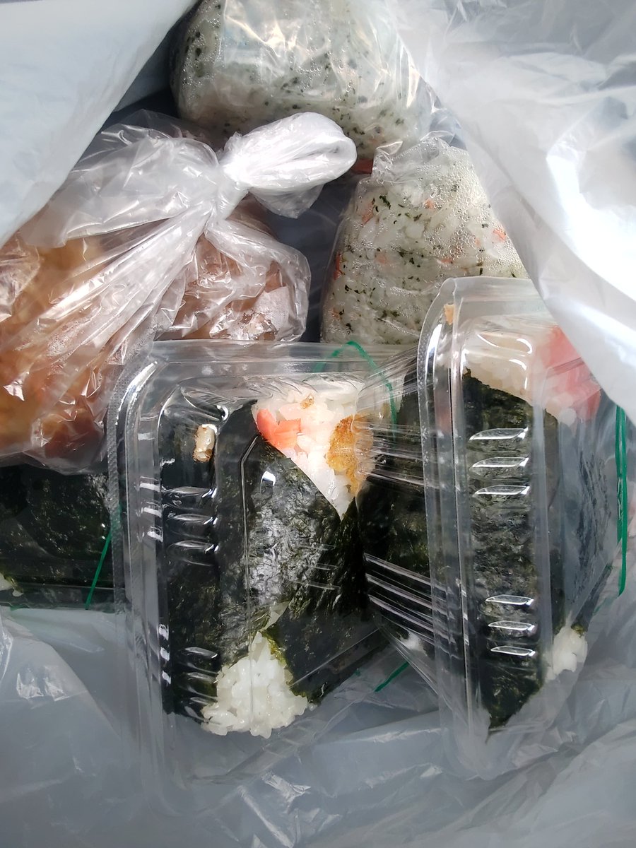 帰宅しました 朝飯はいつもの所のおにぎり しそ鮭 鮭皮つき おかか焼きおにぎり 良詠のイラスト 帰宅しました 朝飯はいつもの所のおにぎり しそ鮭 鮭皮つき おかか焼きおにぎり 良詠のイラスト