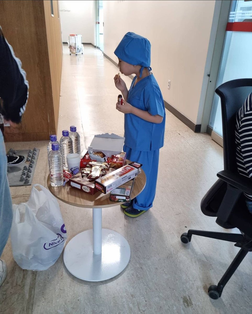 Look at Uju wearing a lab coat and suits and his ID as a Yulje doctor, this is the cutest 😭💙