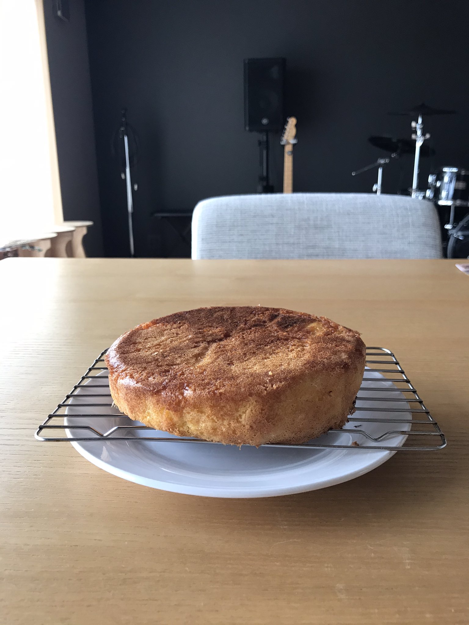 岡林より子 ピュアレ 焼けた オーブントースターで焼いたので オーブン無いから あまり膨らまなかったし表が焦げた なので裏を上にして撮影 15センチ型で焼いたのと膨らまなかったから凄く小さく見える はっきり言ってしょぼい でもデコレーション