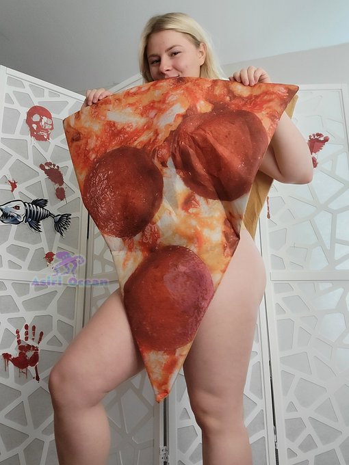 Live! Come see my pepperonis!
💜 If you like pizza 🍕

#chaturbatehalloween https://t.co/PgDKhjWPo1
