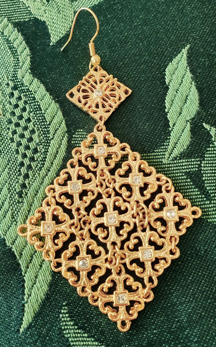 HChristinaR's tweet photo. #ACTlockdown earrings #55. The penultimate pair!
No idea where these came from, probably a shop, but they're great. Gold, very glinty, nice & long, & excellent for spesh & parties. https://t.co/bMMFr3RVZN