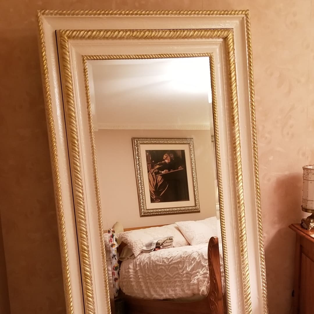 MonarchDesignR1's tweet photo. Nothing makes me happier than a happy client, who also happens to be a friend that I haven't seen in many years ❤🦋 Her once dark brown mirror has been beautifully transformed into a light, bright, classy showstopper!  #restoration #oldisnew #restoreandresuse @Benjamin_Moore https://t.co/oWEBeWq46J