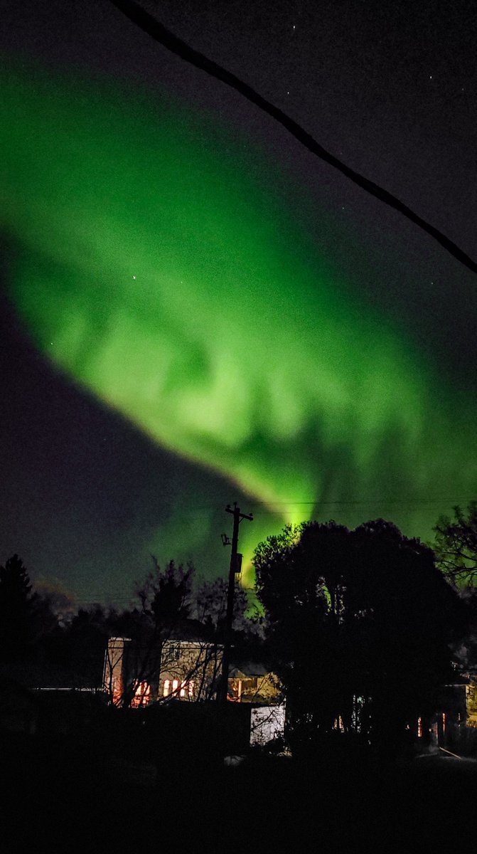 WanderlandPhoto's tweet photo. Grateful to be able to witness this.

#AuroraBorealis #NorthernLights
#Alberta https://t.co/r2jwdVE2vw