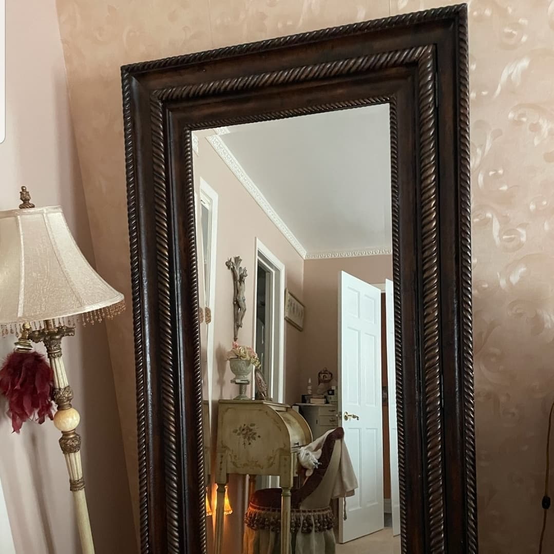 MonarchDesignR1's tweet photo. Nothing makes me happier than a happy client, who also happens to be a friend that I haven't seen in many years ❤🦋 Her once dark brown mirror has been beautifully transformed into a light, bright, classy showstopper!  #restoration #oldisnew #restoreandresuse @Benjamin_Moore https://t.co/oWEBeWq46J