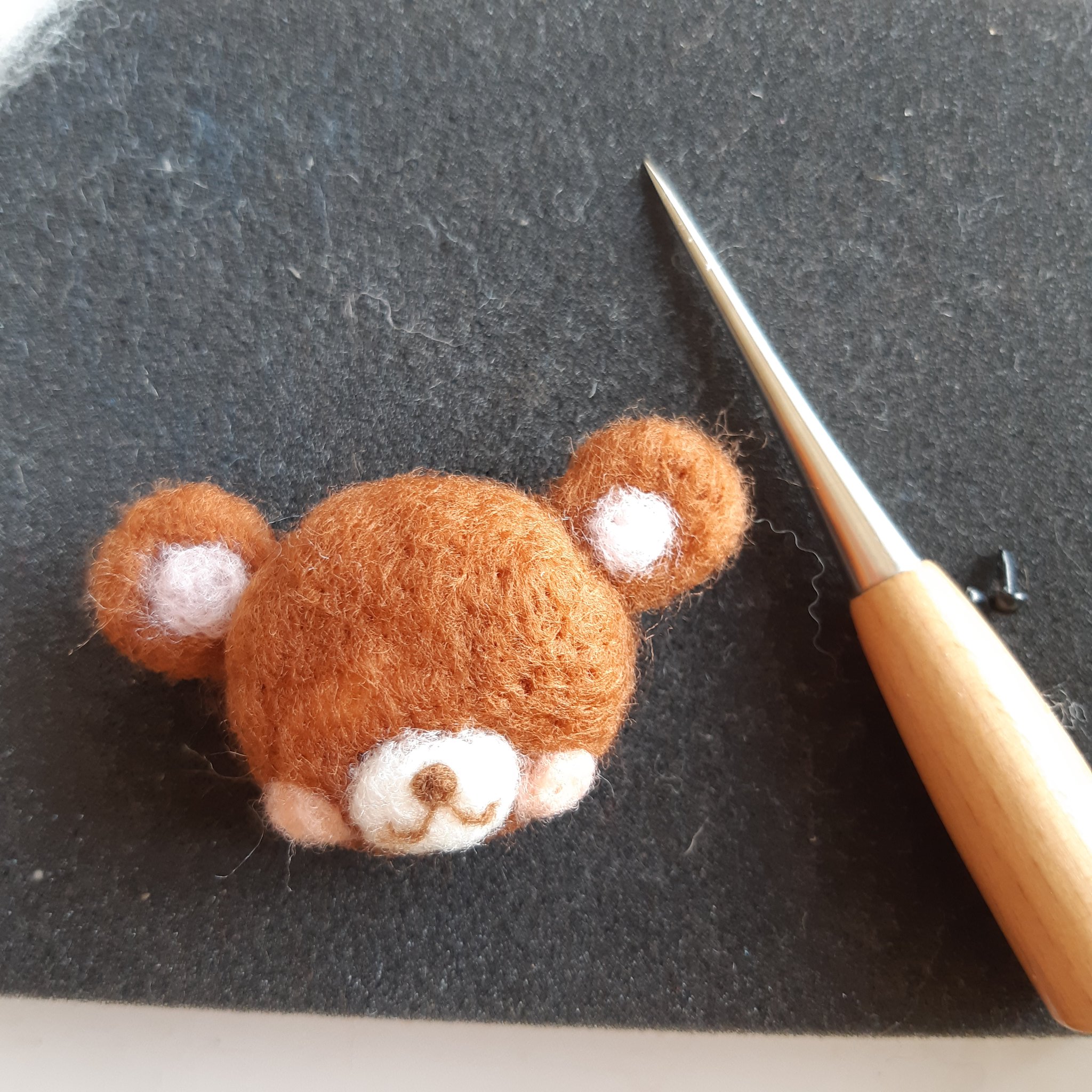 Twitter 上的 Homemade K そして 目です 鼻とほっぺたが決まったら割りと目の場所はすぐに決まるんです このお顔になるまでずっと試行錯誤して今に落ち着いてきてるかなぁ 最後 可愛いくまちゃんになってくれた時は嬉しくて ハンドメイド 羊毛 フェルト