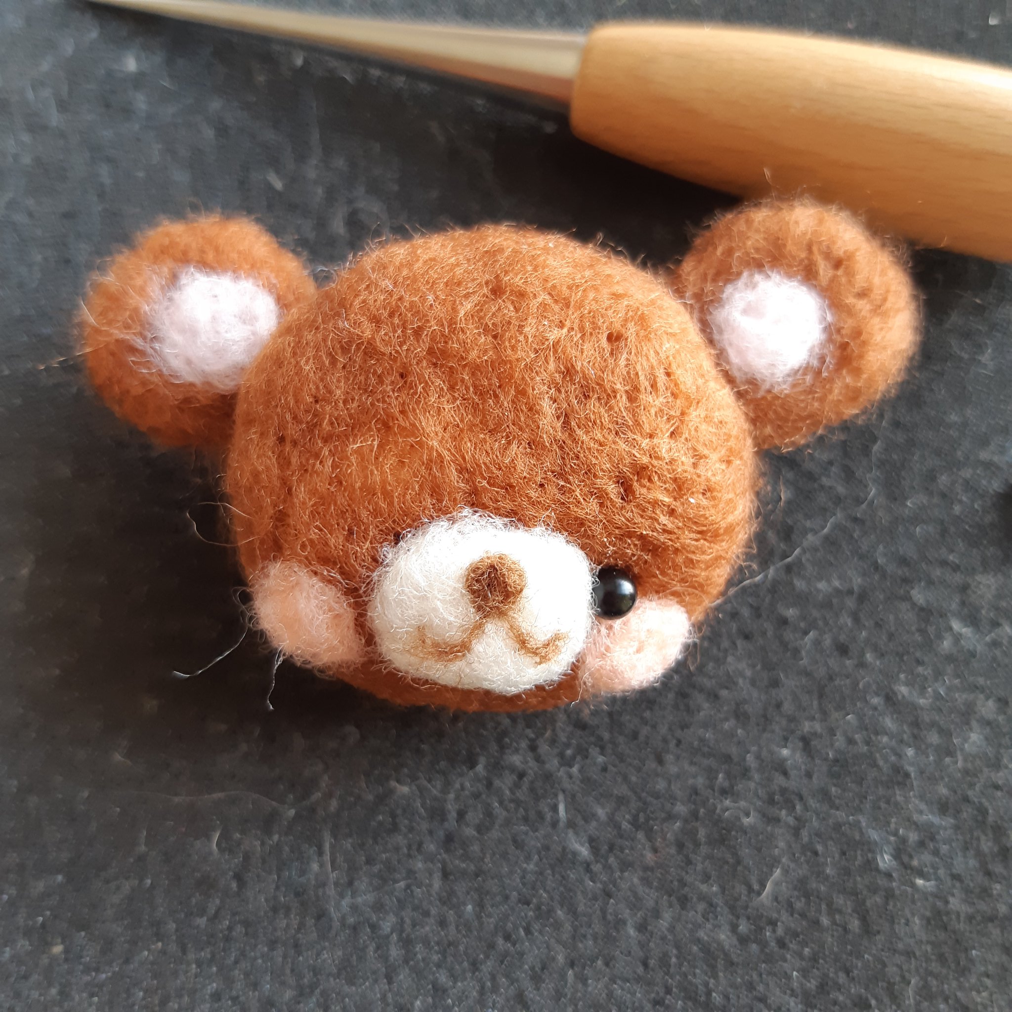 Twitter 上的 Homemade K そして 目です 鼻とほっぺたが決まったら割りと目の場所はすぐに決まるんです このお顔になるまでずっと試行錯誤して今に落ち着いてきてるかなぁ 最後 可愛いくまちゃんになってくれた時は嬉しくて ハンドメイド 羊毛 フェルト