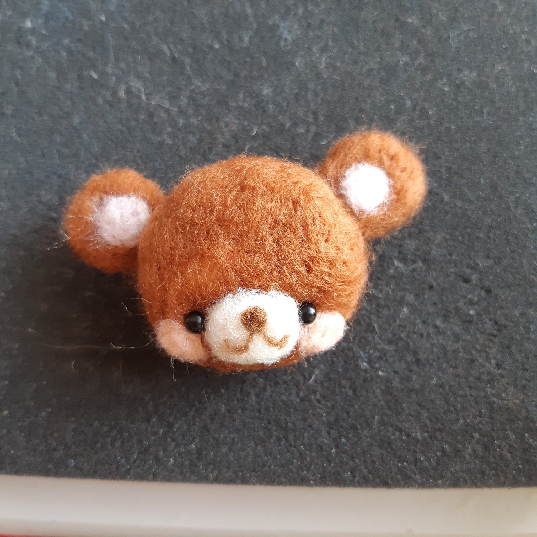 Twitter 上的 Homemade K そして 目です 鼻とほっぺたが決まったら割りと目の場所はすぐに決まるんです このお顔になるまでずっと試行錯誤して今に落ち着いてきてるかなぁ 最後 可愛いくまちゃんになってくれた時は嬉しくて ハンドメイド 羊毛 フェルト
