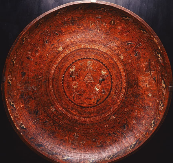 museofranzmayer's tweet photo. Esta "batea" de madera del siglo XVIII se empleó para lavar y contener alimentos. En el medallón central, destaca una escena popular de música y baile con cinco personajes.

Disfrútala en la exposición "Pasajes artísticos de la Conquista", #NosVemosEnElFranz. https://t.co/zPgDDVpqII