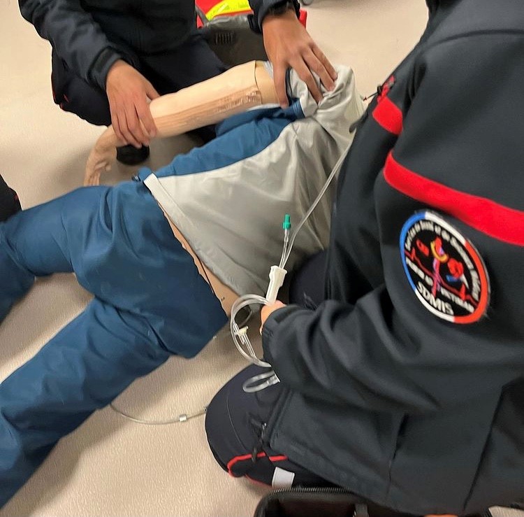 SDMIS69's tweet image. [FORMATION]
La semaine dernière, plusieurs formations Santé se sont déroulées au Groupement formation, à l&apos;école départementale et métropolitaine du @SDMIS69 .
➡Formation initiale protocoles infirmiers, 
➡NRBC, 
➡secours médical héliportable, 
➡certification protocoles.