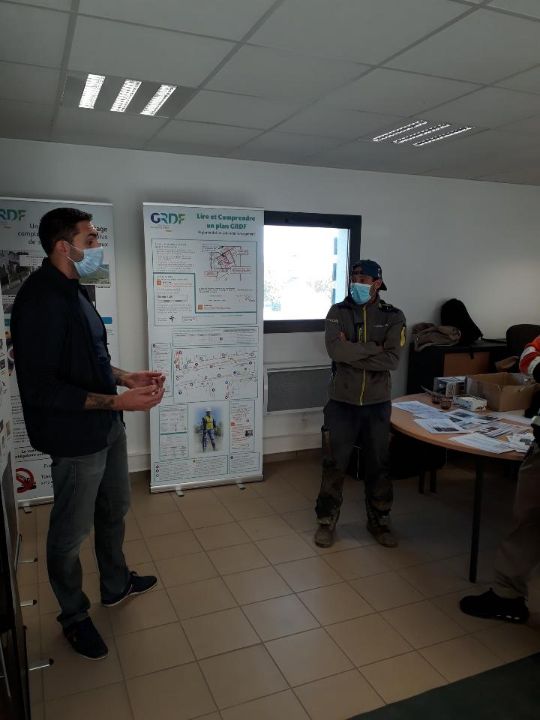 Sensibilisation  de l'Entreprise SUEZ à Ribecourt Dreslincourt sur les dommages ouvrages avec l'atelier *rue du marquage* Animée par Adrien et Marie Line