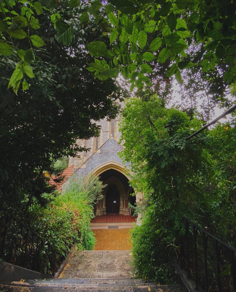 Beyoğlu’nda yeşilliklerin arasına gizlenmiş bir güzellik: Kırım Kilisesi