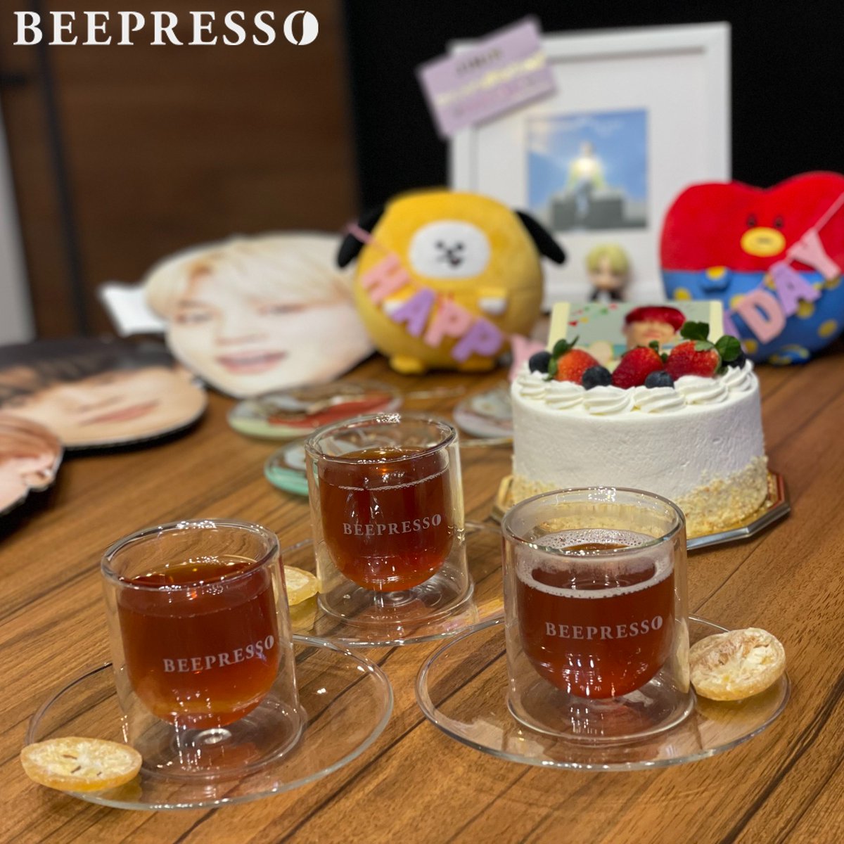 BEEPRESSO's tweet photo. 今日はある人のお誕生日🐣💜
いつも幸せをたくさんもらっているお返しに、お昼休みに本人不在のお誕生日会を開催しました(*´³`*)
ケーキを用意して、BEEPRESSOで乾杯☕️

センイルチュッカヘヨ～♡
サランハムニダ～♡

…ಇ……………
#beepresso
#推し #センイル
#センイルチュッカヘヨ
#생일축하해요 https://t.co/BAepYAYpaG