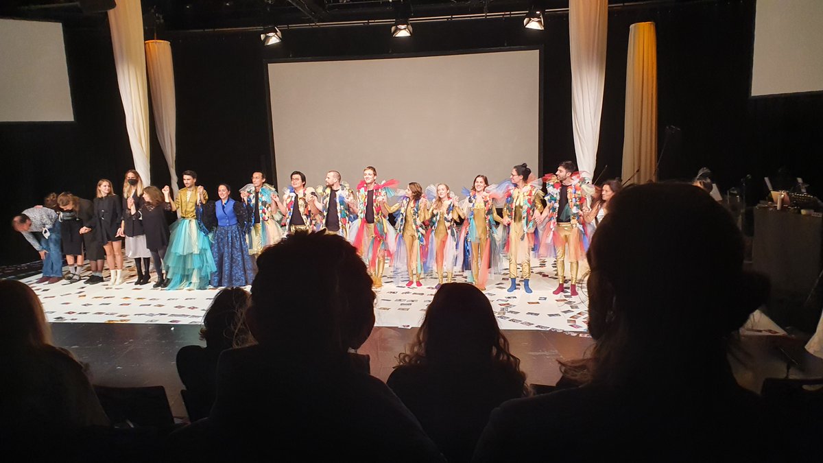 fonds_daku's tweet photo. Holger Bergmann statte bei der #BackForGoodTour seiner ehemaligen Wirkungsstätte, dem @ringlokschuppen in Mülheim, einen Besuch ab: Die Premiere von „Kassia“ vom Kainkollektiv erlebte er als musikalisch hoch interessanten Abend.
#FondsDarstellendeKünste #kainkollektiv #kassia https://t.co/O17F5nDuxt