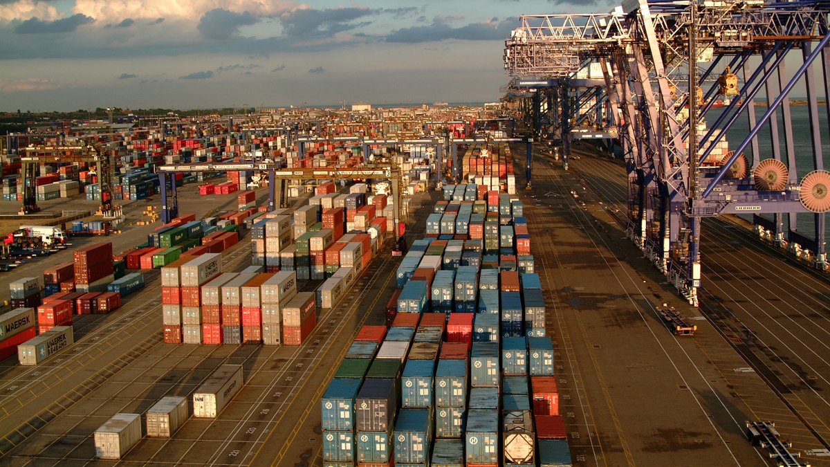 логистика и таможенный брокер. порт таможенного оформления. брокер в логистике. таможенное оформление грузов. таможенные услуги.