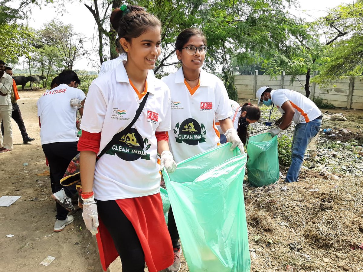 YASMinistry's tweet photo. #CleanIndia campaign by NYK Volunteers of Etawah , Uttar Pradesh.

#AzadiKaAmritMahotsav https://t.co/nOonY39zJi