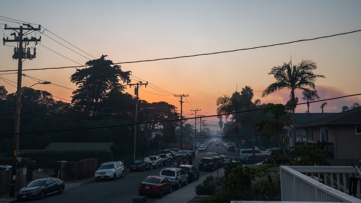 DreyLubin's tweet photo. #alisal #AlisalFire #fire #UCSB #islavista #SantaBarbara #Fire_Saturday Photos of smoky Isla vista this evening. https://t.co/YBvhFFyhwu