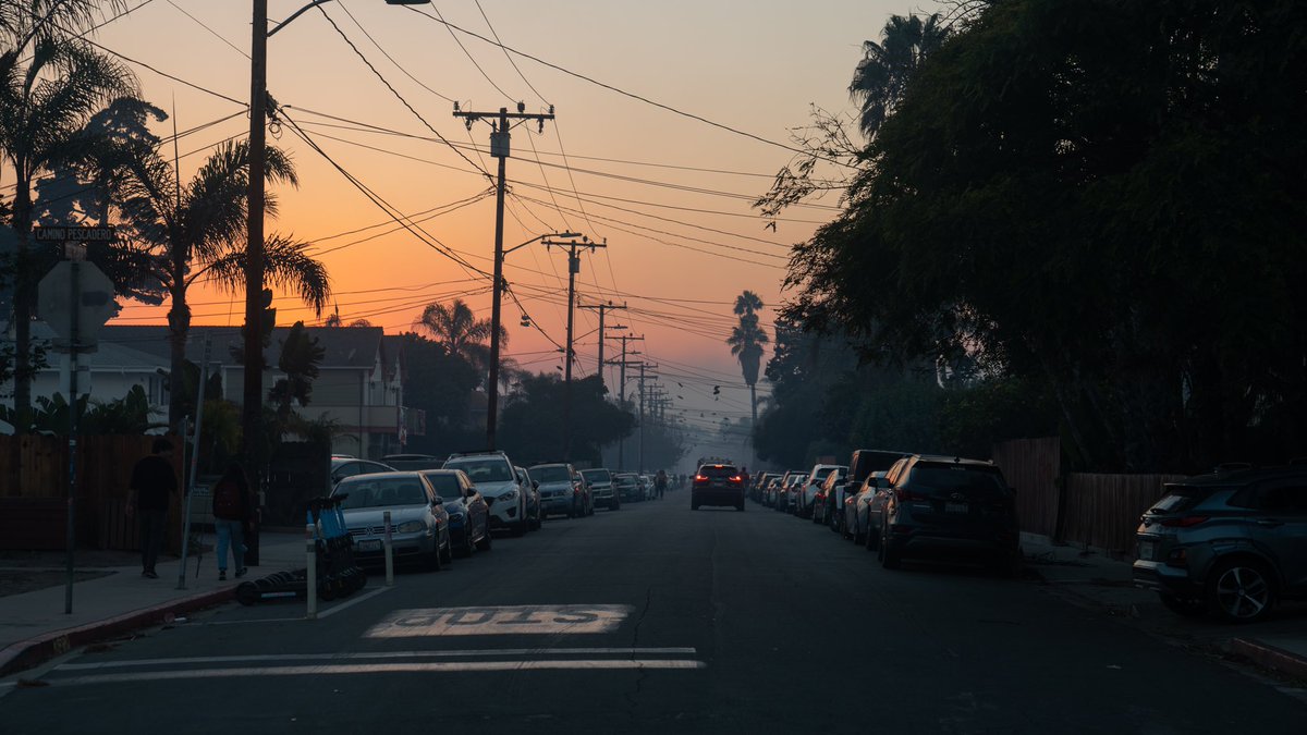 DreyLubin's tweet photo. #alisal #AlisalFire #fire #UCSB #islavista #SantaBarbara #Fire_Saturday Photos of smoky Isla vista this evening. https://t.co/MHzYbxGIiC