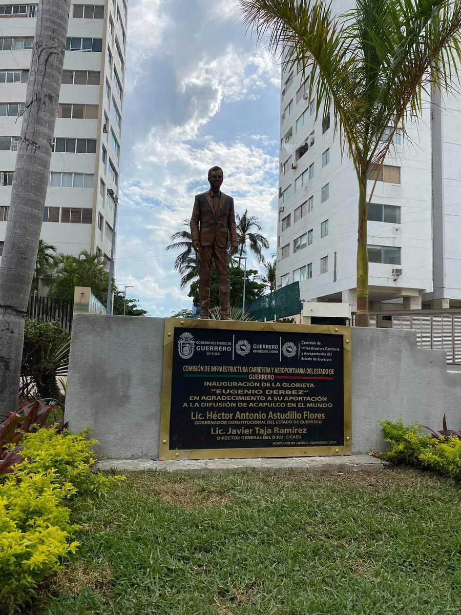 Estatua de <a href="/EugenioDerbez/">Eugenio Derbez</a> en #Acapulco causa polémica. ¿Se parecen? Comentarios👇