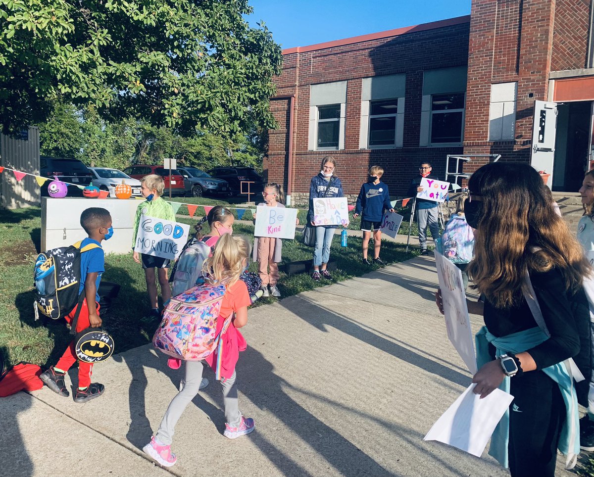 Our StuCo Reps rocked greeting our students this morning! We started our day with positive (kid made) messages to make our students feel welcomed!  @MAEPrincipal @MissAAndrews <a href="/JennyRteacher/">Jenny Reidlinger</a> <a href="/LSR7/">Lee's Summit R-7 Schools</a>