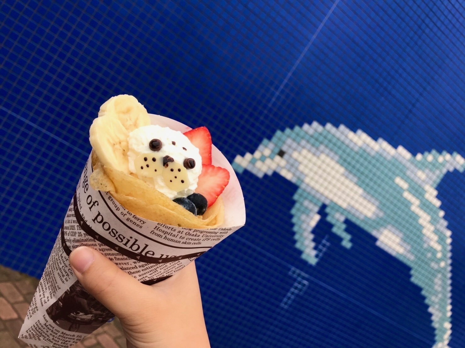 横浜 八景島シーパラダイス公式 写真映え間違いなし 赤ちゃんアザラシのフルーツクレープ 生クリームで作られた赤ちゃんアザラシに自家製カスタードと3種のフルーツを添えた 可愛く贅沢なクレープです 東毛酪農63 にて販売中 八景島