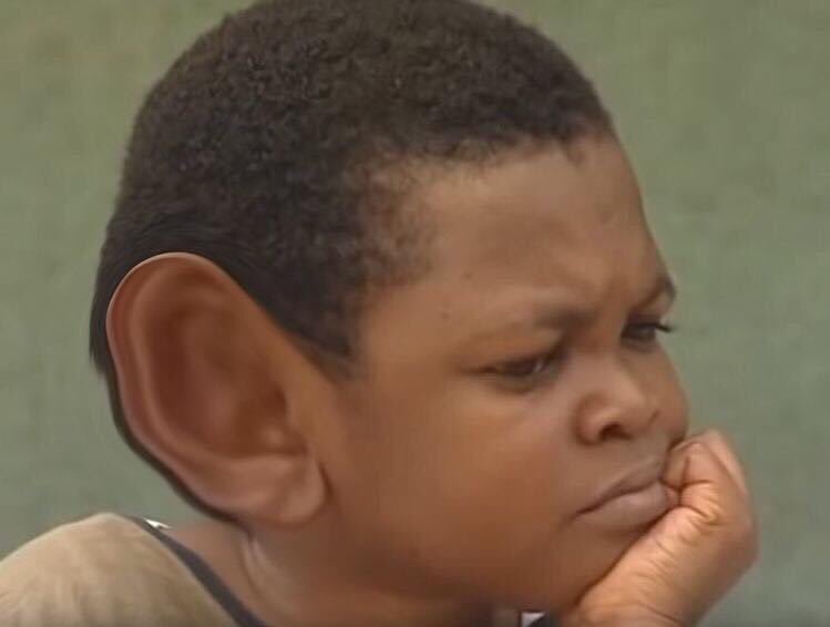 yo fingiendo no estar prestando atención al escuchar chismes ajenos