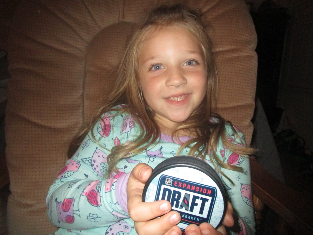 Seahawk12_'s tweet image. Lifelong fans here..letting her stay up a little past bed time so we can watch the 1st game ever🐙🌊🏒 @SeattleKraken #Seakraken