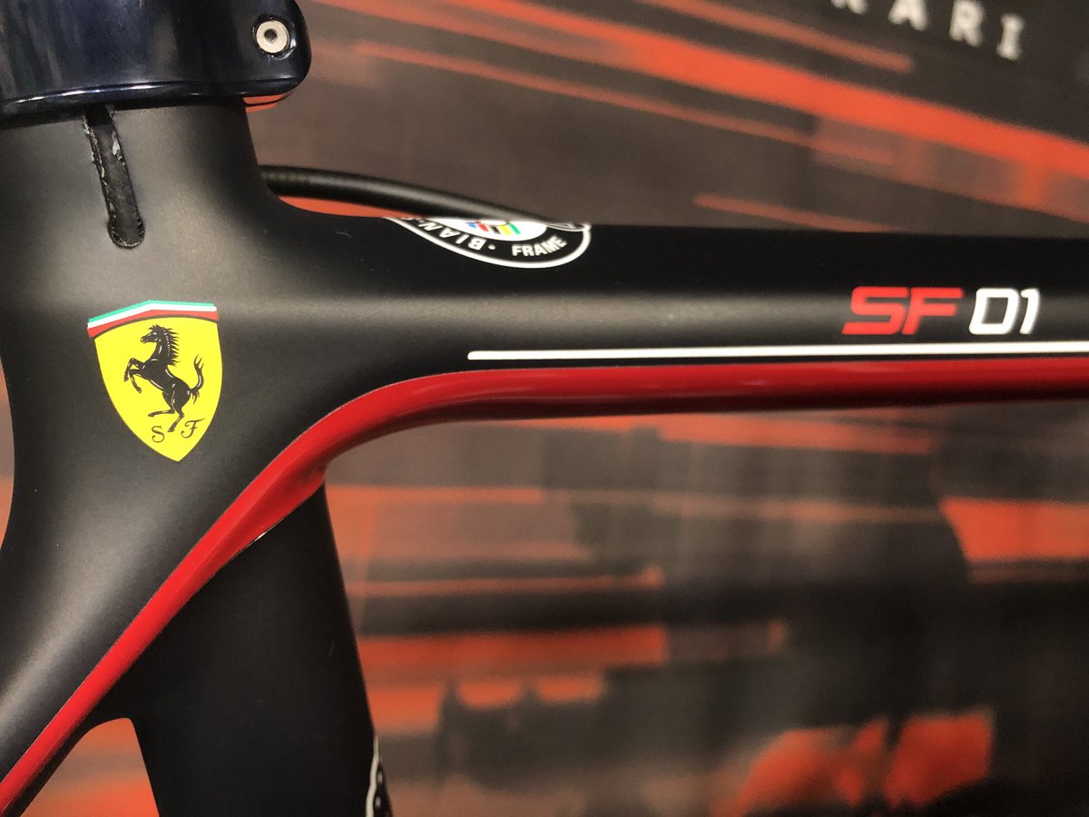 IKY_Bianchi's tweet photo. 【至極の1台】
ビアンキ京都店です
有名自動車メーカーFerrari社とのコラボレートモデル『SF01』
リムブレーキ仕様のDura Ace Di2搭載のため、パーツの換装無しでそのままレースに挑めるハイスペックバイク。
京都店には55サイズがございます。
#sf01 #bianchi #ビアンキ京都 #ワイズロード京都 https://t.co/Y6gDnE83eF