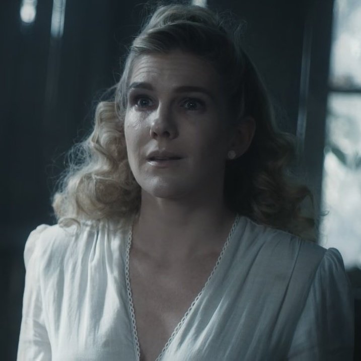 LilyRabeBrasiI's tweet photo. The Lady in White #NewProfilePic #10YearsOfAHS https://t.co/CUDUzIxC3x
