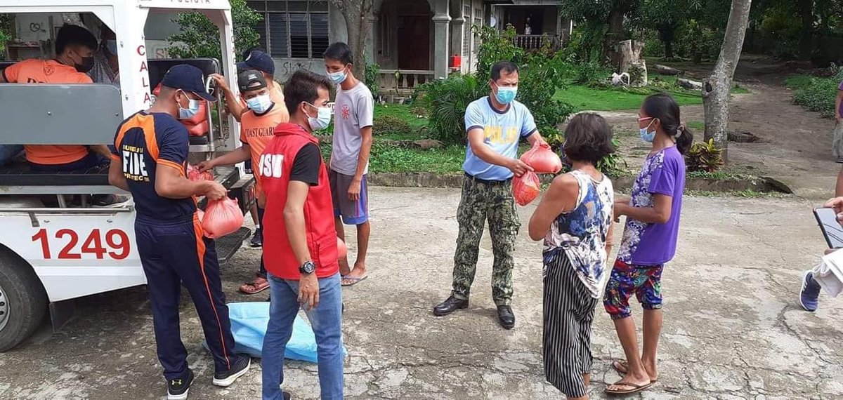 piaregion2's tweet photo. Kasalukuyang nagsasagawa ng barangayanihan sa mga residente ng barangay Centro 2 sa Calayan,Cagayan.

Pinangunahan ito ng Calayan Police Station na sinuportahan ng lokal na pamahalaan, Barangay Based Advocacy groups, MSWD at Philippine Coast Guard. #MaringPH https://t.co/HEwJJl4UAe