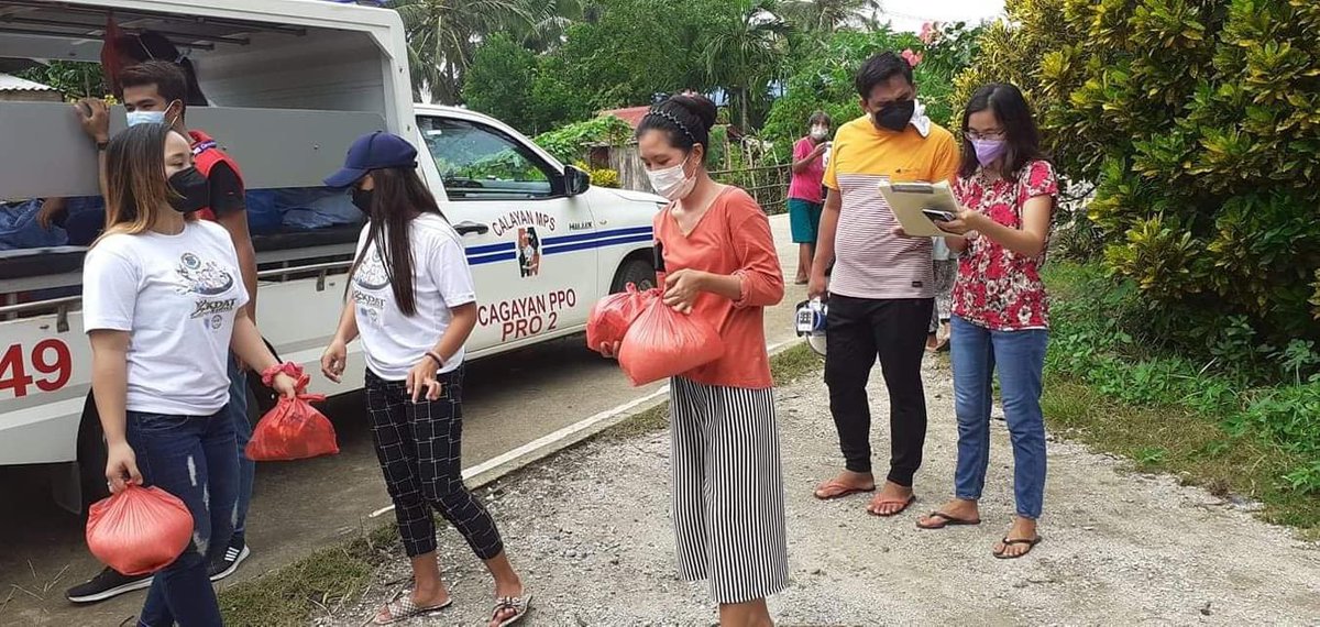 piaregion2's tweet photo. Kasalukuyang nagsasagawa ng barangayanihan sa mga residente ng barangay Centro 2 sa Calayan,Cagayan.

Pinangunahan ito ng Calayan Police Station na sinuportahan ng lokal na pamahalaan, Barangay Based Advocacy groups, MSWD at Philippine Coast Guard. #MaringPH https://t.co/HEwJJl4UAe
