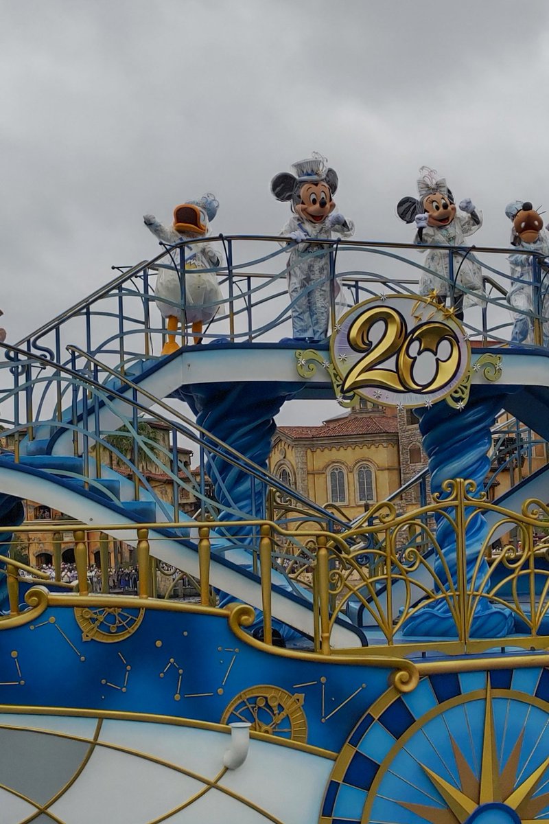 まゆっち お天気がイマイチだけど フチヤくん連れて２０周年のディズニーシーに来てます ミッキー可愛い 緊急事態宣言が解除されたので 外で 昼間からお酒飲めるのが幸せ 笑 記念のメダル欲しくてスパークリングワインのハーフボトル呑んでます