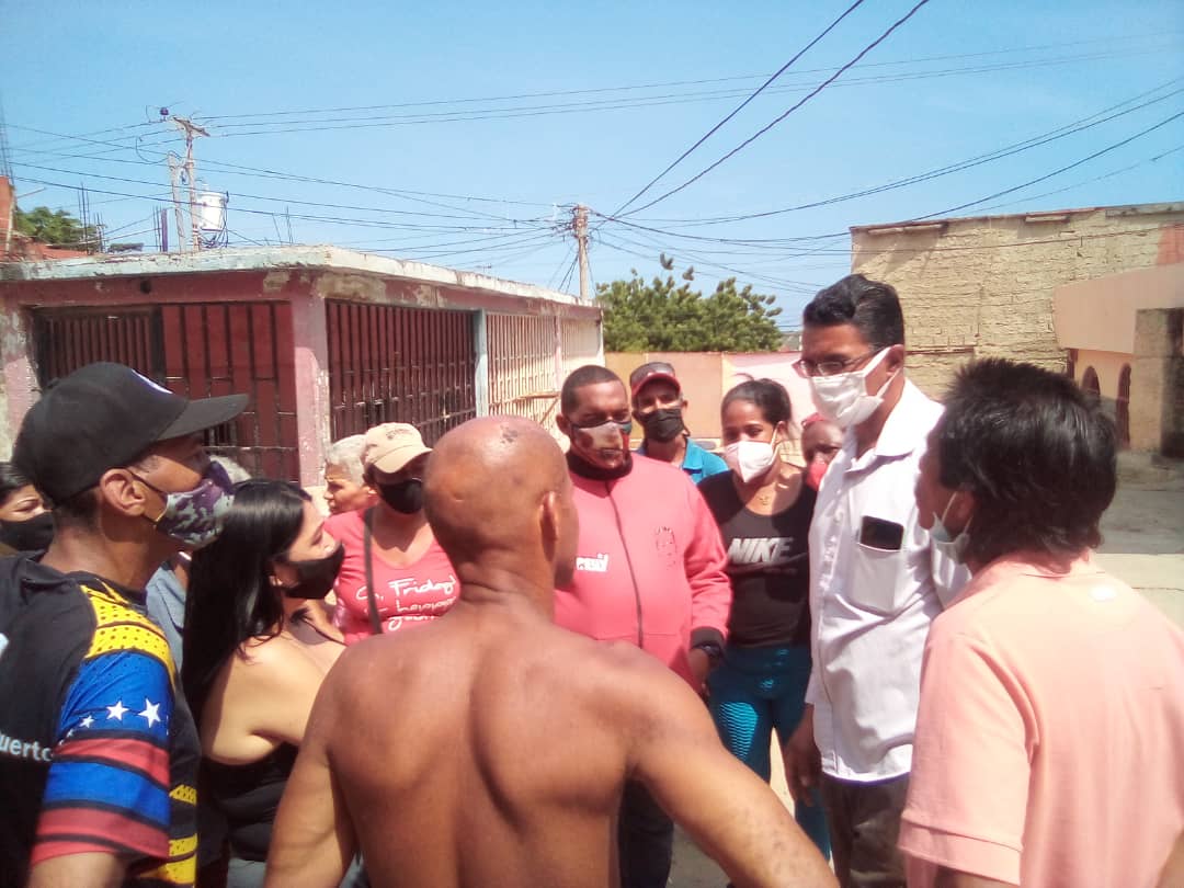 ZacarasCastro1's tweet photo. #12Oct| En el sector 1 de Santa Eduvigis, Nuestros candidatos (as) circuito uno Zacarías y Soberlay abordaron caso de aguas servidas. https://t.co/8prowfv8aM