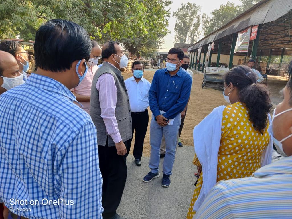 Shri Sudhanshu Pandey, Secretary (F&amp;PD), GoI visited Roza Mandi, Shahjahanpur (U.P.) on 12.10.21 to witness Paddy procurement during KMS 2021-22. @Secretary_DFPD <a href="/FCI_India/">Food Corporation of India</a> <a href="/FCI_NorthZone/">Food Corporation of India, North Zone</a> <a href="/PIBConsumerFood/">PIB India_Consumer_Food & PD</a> <a href="/PibLucknow/">PIB in Uttar Pradesh</a>