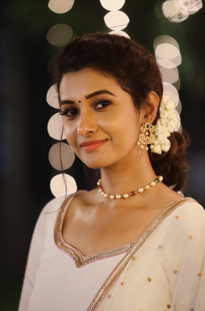 priya_Bshankar's tweet photo. I read, when life throws Lemon at you make lemonade. Picture taken while making tons of lemonade 🤷🏻‍♀️😏 https://t.co/FCxPKwWXN5