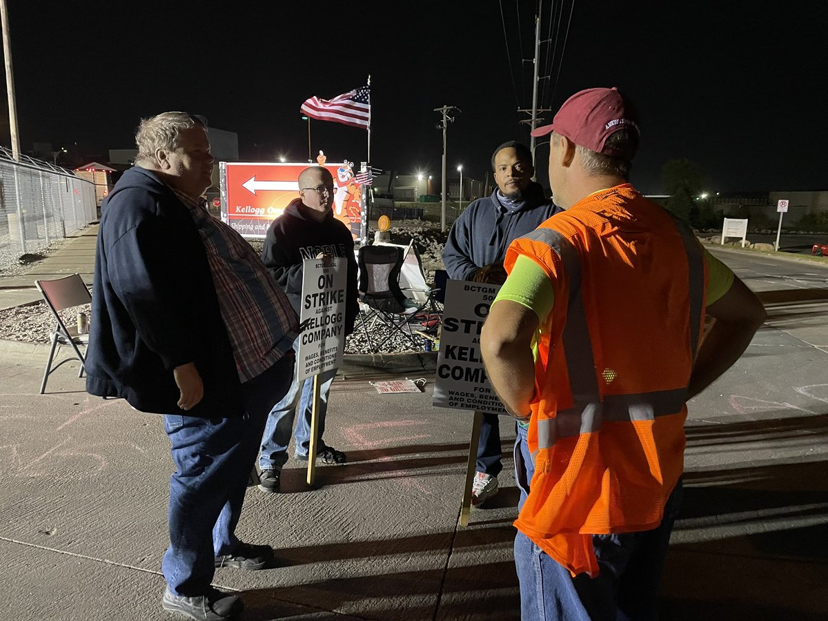 WestIALaborFed's tweet photo. Proud to stand with @BCTGM Local 50G in Omaha tonight. They’re striking for fair wages, benefits, and the right to NOT work 12 hours a day, 7 days a week. 

Enough with the corporate greed! American workers deserve to have lives, too. #SolidarityNow #Solidarityforever 🇺🇸 https://t.co/XRrbq9iw5P